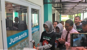 Potong Pita peresmian Galeri Jumantik Oleh Airin Rachmy Diani