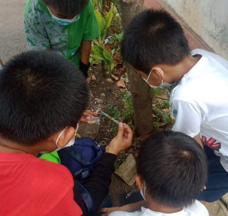 Antusias anak anak melihat hasil tangkapan